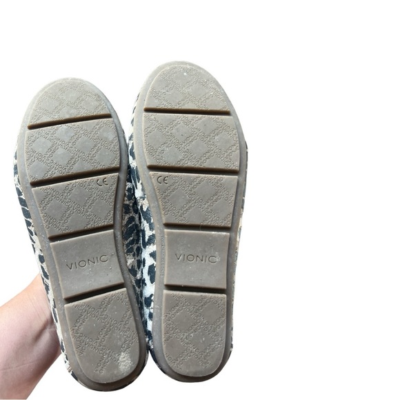 Vionic Women’s Mesa Animal Print Gold Chain Detail Slip On Loafers, 8 Wide - Picture 8 of 9